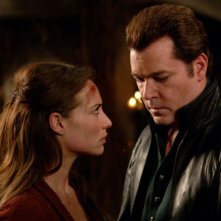Claire Forlani e Ray Liotta in un'immagine del film In the Name of the King