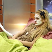 Grande Fratello 9: Laura con la crema sul viso