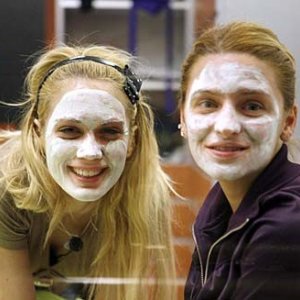 Grande Fratello 9: Laura e Annachiara con la crema sul viso