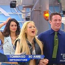 Grande Fratello 9, sesta puntata: Laura è entusiasta del nuovo concorrente, Tommaso, mentre Cris è evidentemente perplessa.