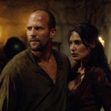 Jason Statham e Claire Forlani in un'immagine di In the Name of the King