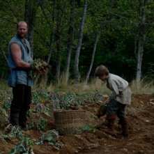 Jason Statham e Colin Ford in un'immagine del film In the Name of the King