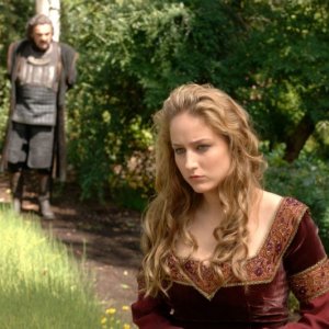 John Rhys-Davies e Leelee Sobieski in una scena del film In the Name of the King