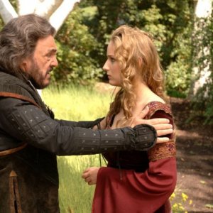 John Rhys-Davies e Leelee Sobieski in una scena di In the Name of the King
