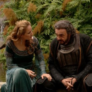 Leelee Sobieski e John Rhys-Davies in un'immagine di In the Name of the King