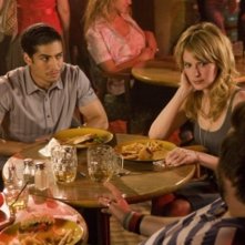 Rick Gonzalez e Jenny Wade in una scena dell'episodio The Sweet Science di Reaper