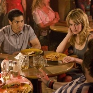 Rick Gonzalez e Jenny Wade in una scena dell'episodio The Sweet Science di Reaper