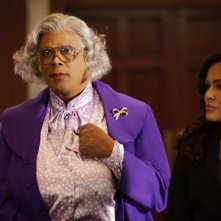 Tyler Perry e Ion Overman in una scena del film Madea Goes to Jail