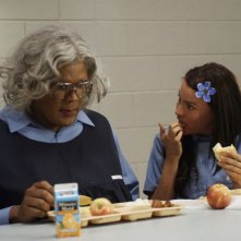 Tyler Perry e Sofia Vergara in una scena del film Madea Goes to Jail