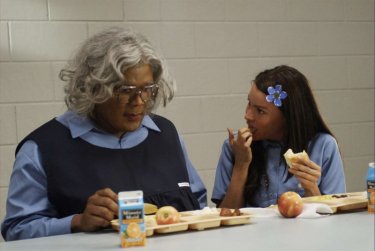 Tyler Perry e Sofia Vergara in una scena del film Madea Goes to Jail