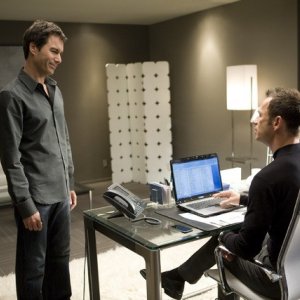 Eric McCormack e Greg Ellis in un momento dell'episodio But Wait, There's More di Trust Me