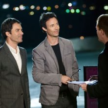 Eric McCormack e Thomas Cavanagh in un momento dell'episodio Au Courant di Trust Me