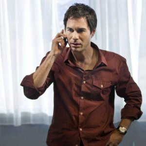 Eric McCormack in un momento dell'episodio Au Courant di Trust Me