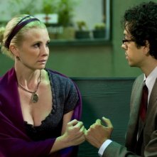 Geoffrey Arend e Monica Potter in una scena dell'episodio Au Courant di Trust Me