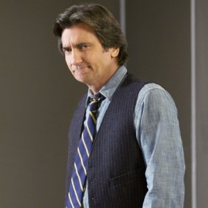 Griffin Dunne in una scena dell'episodio Way Beyond the Call di Trust Me