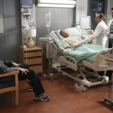 Hugh Laurie, Peter Jacobson e Kal Penn in una scena tratta da Unfaithful di Dr. House: Medical Division