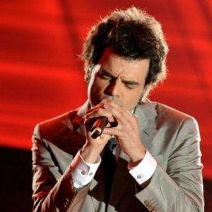 Sanremo 2009, prima serata: una foto di Francesco Renga durante la sua performance