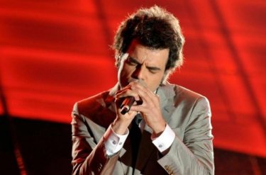 Sanremo 2009, prima serata: una foto di Francesco Renga durante la sua performance