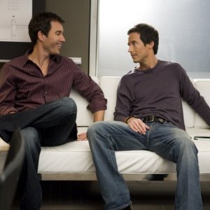 Thomas Cavanagh e Eric McCormack in un momento dell'episodio But Wait, There's More di Trust Me