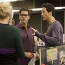 Thomas Cavanagh, Eric McCormack e Monica Potter in un momento dell'episodio But Wait, There's More di Trust Me