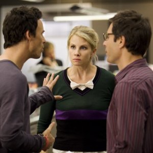 Thomas Cavanagh, Eric McCormack e Monica Potter in una scena dell'episodio But Wait, There's More di Trust Me