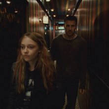 Dakota Fanning e Chris Evans in una sequenza del film Push