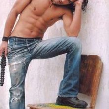 Una foto sexy del modello Nir Lavi