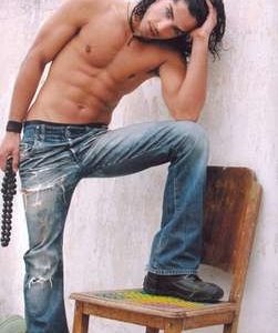 Una foto sexy del modello Nir Lavi