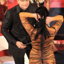 La pornostar Laura Perego mentre fa irruzione durante il Festival di Sanremo 2009. Bonolis cerca di capire cosa stia succedendo