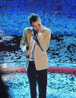 Sanremo 2009: Marco Carta è commosso dopo la vittoria
