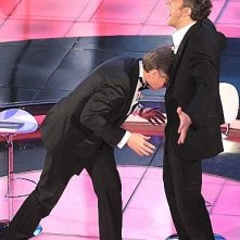 Sanremo 2009: Paolo Bonolis replica la 'zidanata' con Vincent Cassel