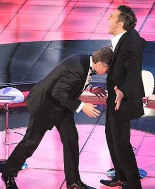 Sanremo 2009: Paolo Bonolis replica la 'zidanata' con Vincent Cassel