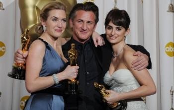 Academy Awards 2009 Kate Winslet Sean Penn E Penelope Cruz 106227