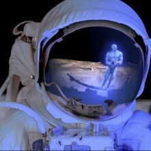 Dr. Manhattan si riflette nell'elmetto di un astronauta in una scena del film Watchmen