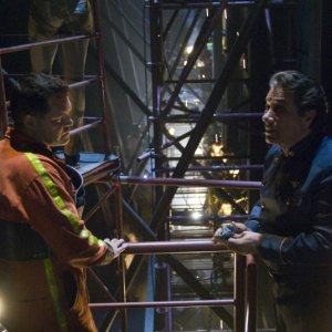 Edward James Olmos con Aaron Douglas durante un'ispezione alle paratie della nave nell'episodio 'Deadlock' di Battlestar Galactica
