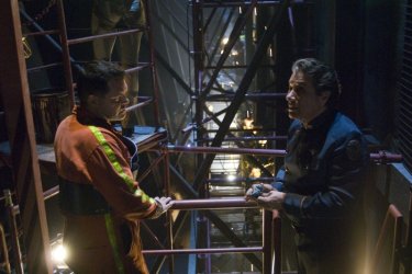 Edward James Olmos con Aaron Douglas durante un'ispezione alle paratie della nave nell'episodio 'Deadlock' di Battlestar Galactica