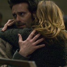 James Callis durante una scena dell'episodio 'Deadlock' della serie tv Battlestar Galactica.