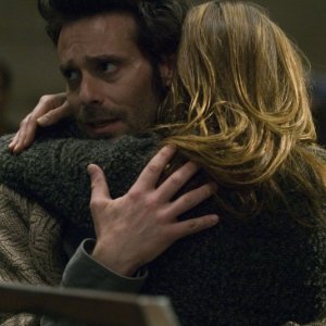 James Callis durante una scena dell'episodio 'Deadlock' della serie tv Battlestar Galactica.