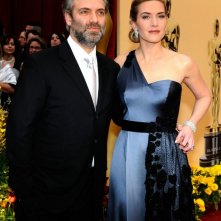 Kate Winslet insieme al marito Sam Mendes sul tappeto rosso degli Oscar 2009