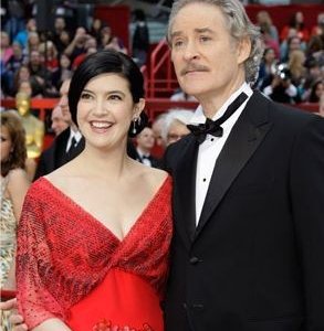 Kevin Kline e Phoebe Cates sul tappeto rosso degli Oscar 2009