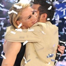Marco Carta abbraccia Maria De Filippi dopo la sua vittoria del Festival di Sanremo 2009