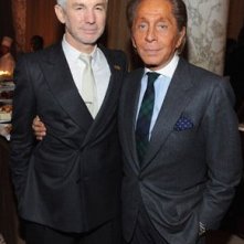 Oscar 2009: un diafano Baz Luhrmann accanto allo stilista Valentino, che invece sfoggia un colorito fin troppo solare