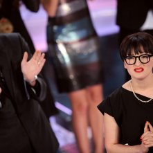 Paolo Bonolis applaude Arisa, vincitrice della sezione 'Nuove proposte' del Festival di Sanremo 2009