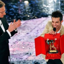 Paolo Bonolis proclama Marco Carta vincitore del 59esimo Festival di Sanremo con il brano 'La forza mia'.