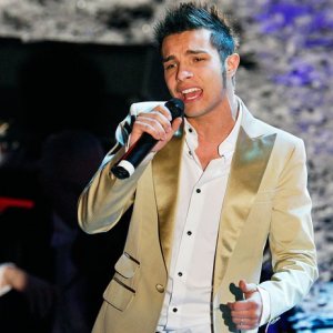 Sanremo 2009: Marco Carta canta la canzone 'La forza mia' dopo la proclamazione della sua vittoria