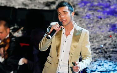 Sanremo 2009: Marco Carta canta la canzone 'La forza mia' dopo la proclamazione della sua vittoria