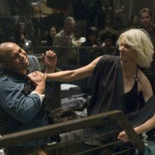 Tricia Helfer in una scena concitata dell'episodio 'Deadlock' della serie tv Battlestar Galactica
