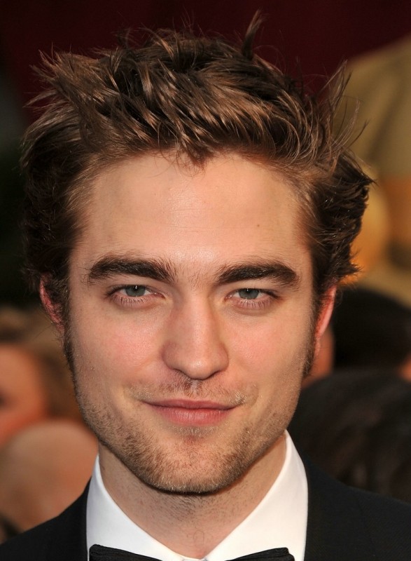 Un primo piano di Robert Pattinson sul tappeto rosso degli Oscar 2009
