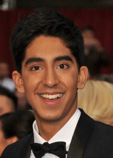 Un sorridente Dev Patel sul red carpet degli Oscar 2009