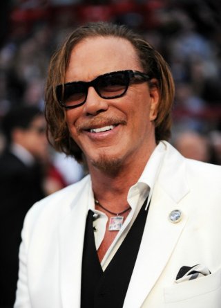 Un sorridente Mickey Rourke sul tappeto rosso degli Oscar 2009